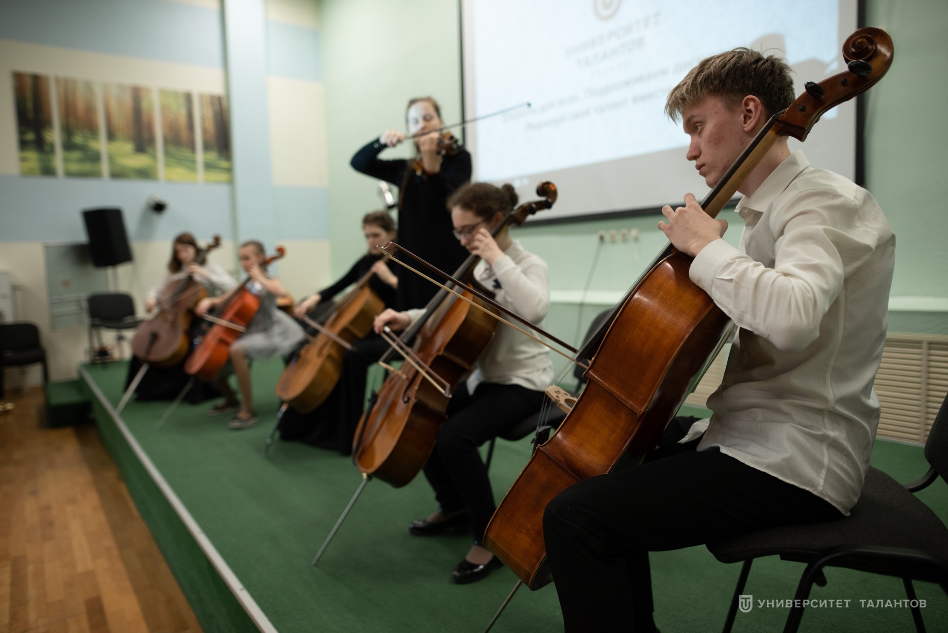 Юные скрипачи и виолончелисты написали собственные произведения и овладели навыками артистизма