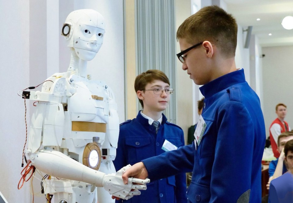 «Антон тут рядом». Школьники из Татарстана изобрели робота для лечения детей-аутистов   